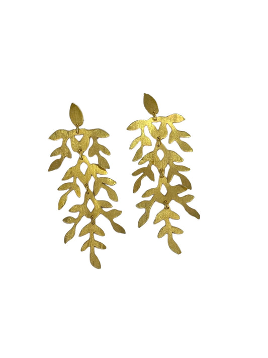 Bronze Earring with Movement Leaf in gold by Ximena Castillo