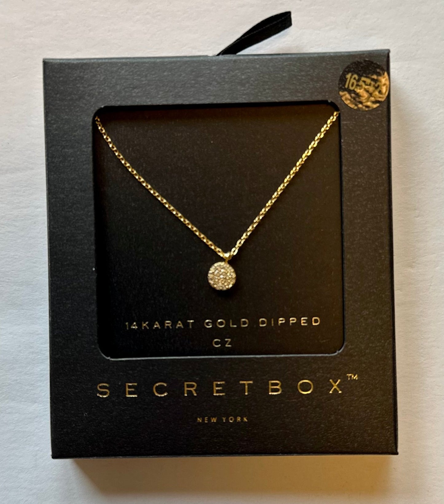 Essential Round Necklace in gold by Secretbox