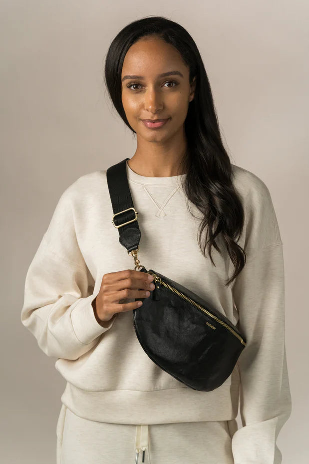 Sling Body Bag in black by Uashmama