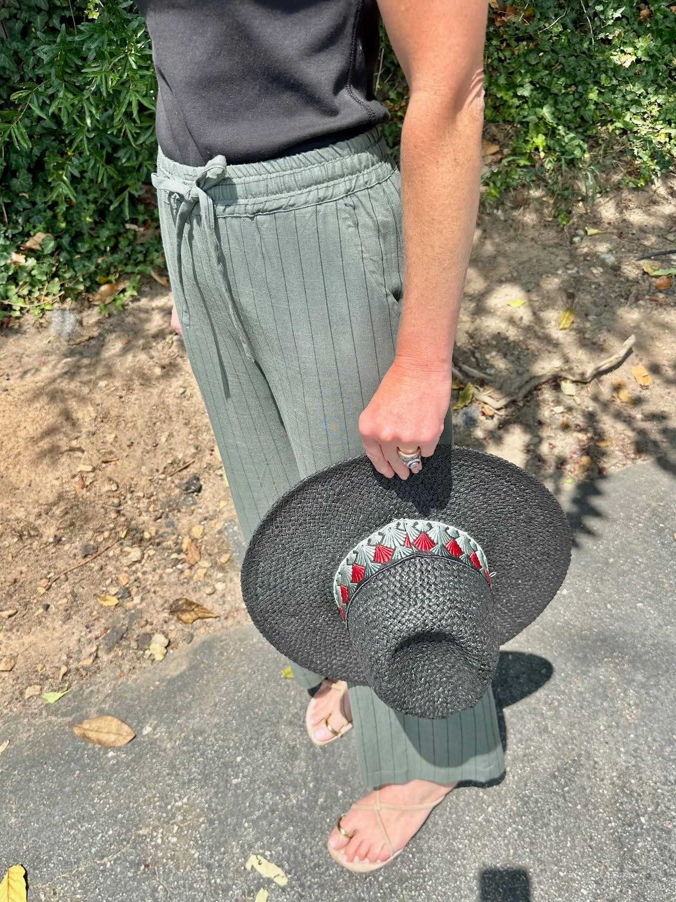 Fan Pattern Strap Straw Fedora Hat in black