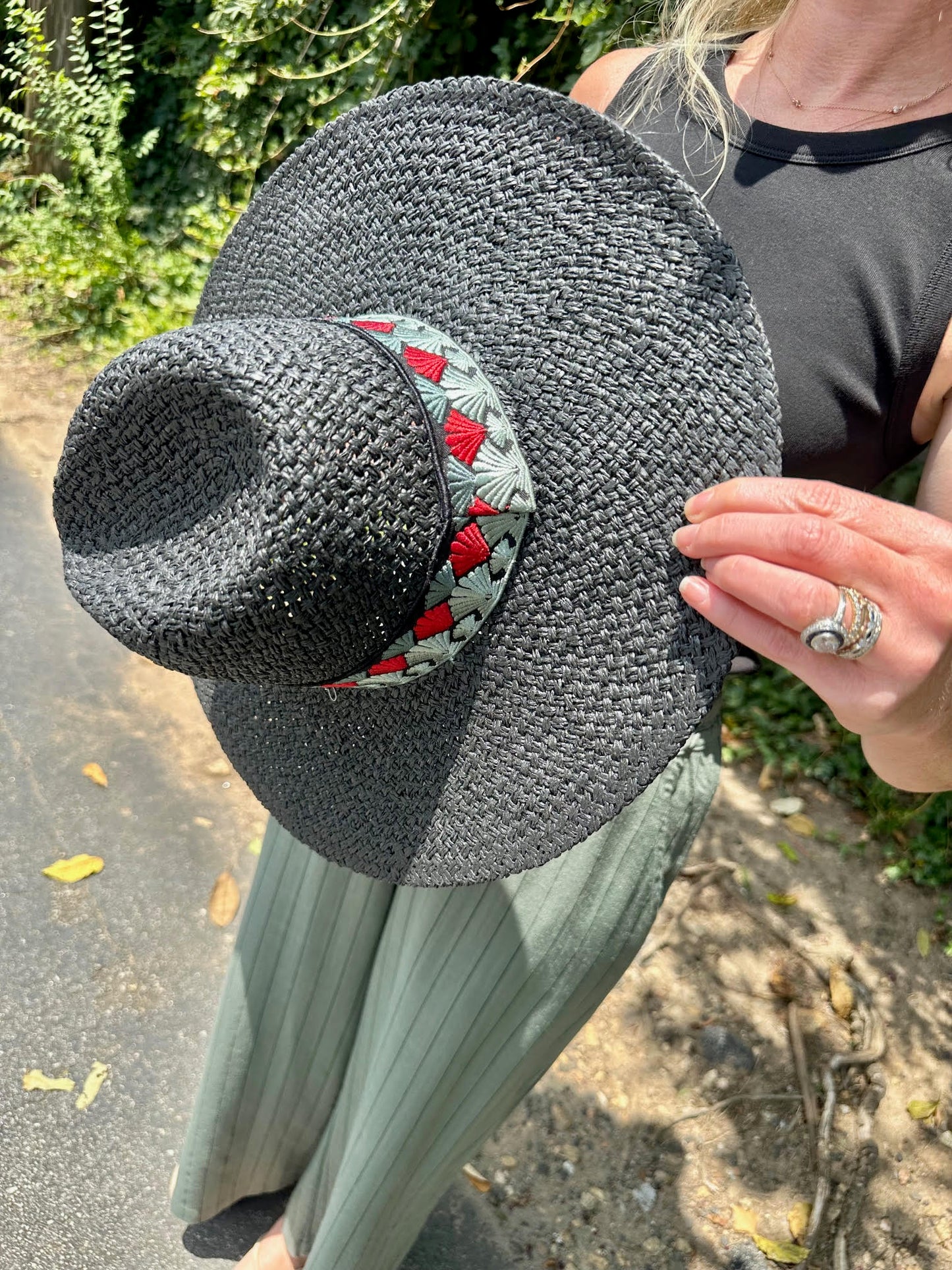 Fan Pattern Strap Straw Fedora Hat in black