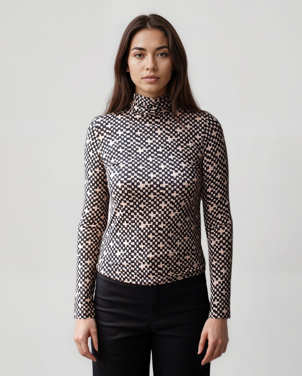 Raya Top in ivory checkers by Bel Kazan