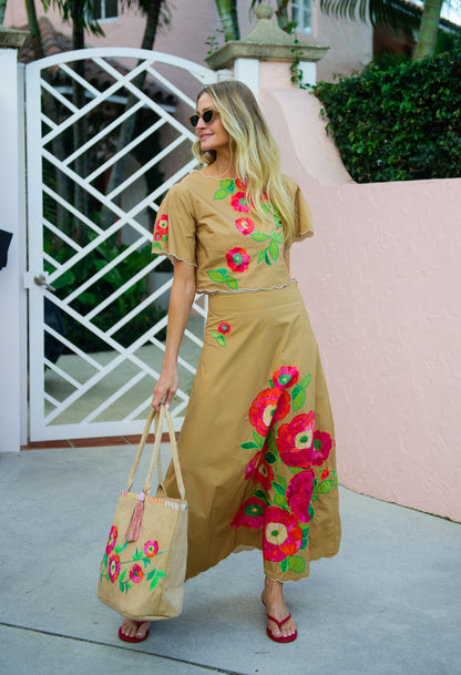 Model wearing Paloma Poppy Patch Top trendy spring outfit