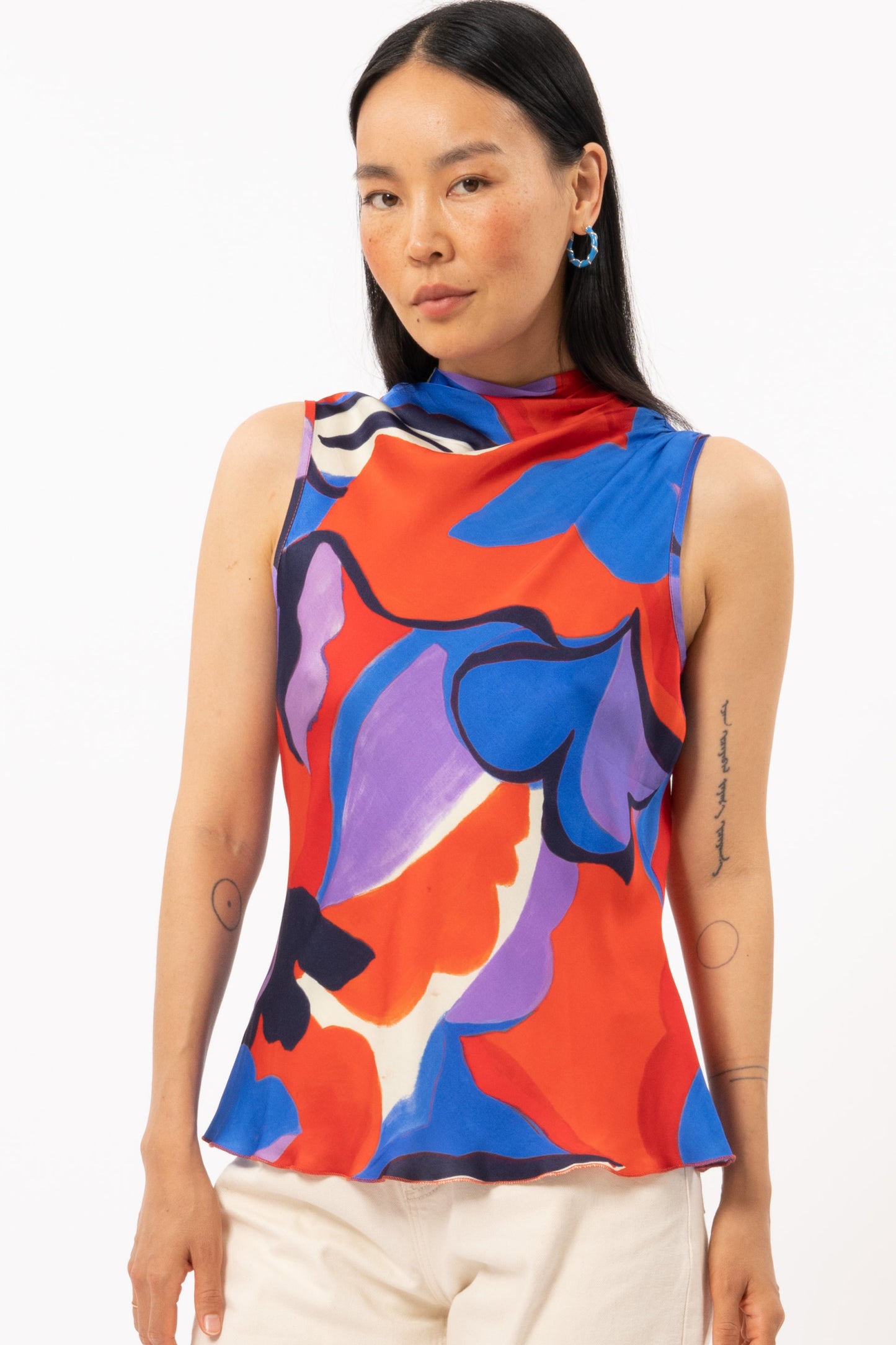 Cintia Sleeveless Printed Blouse in moving flowers by FRNCH