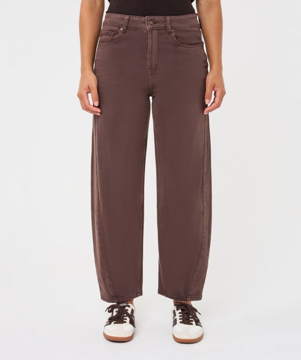 Barrel Jeans in cacao by Esqualo