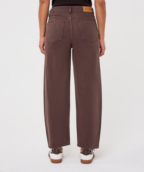 Barrel Jeans in cacao by Esqualo