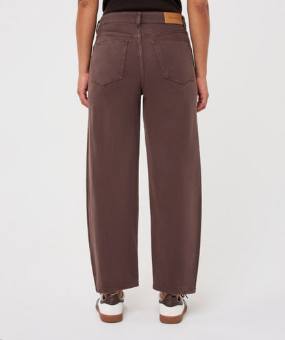Barrel Jeans in cacao by Esqualo