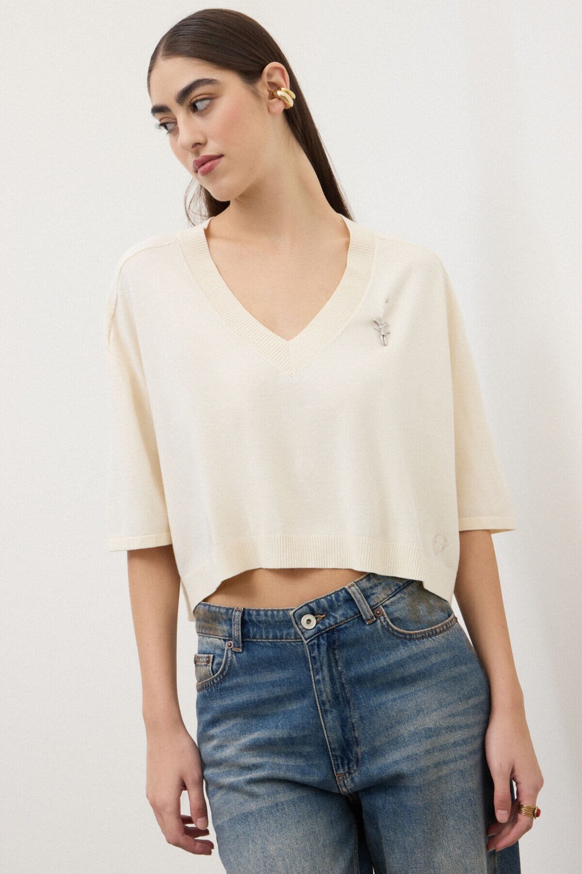 model wearing ottod'ame v-neck sweater in lattee
