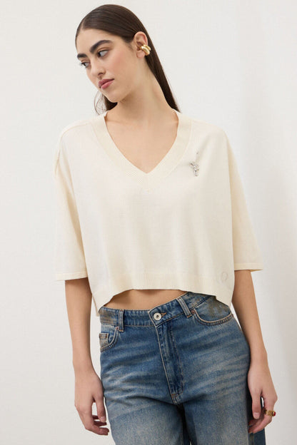 model wearing ottod'ame v-neck sweater in lattee