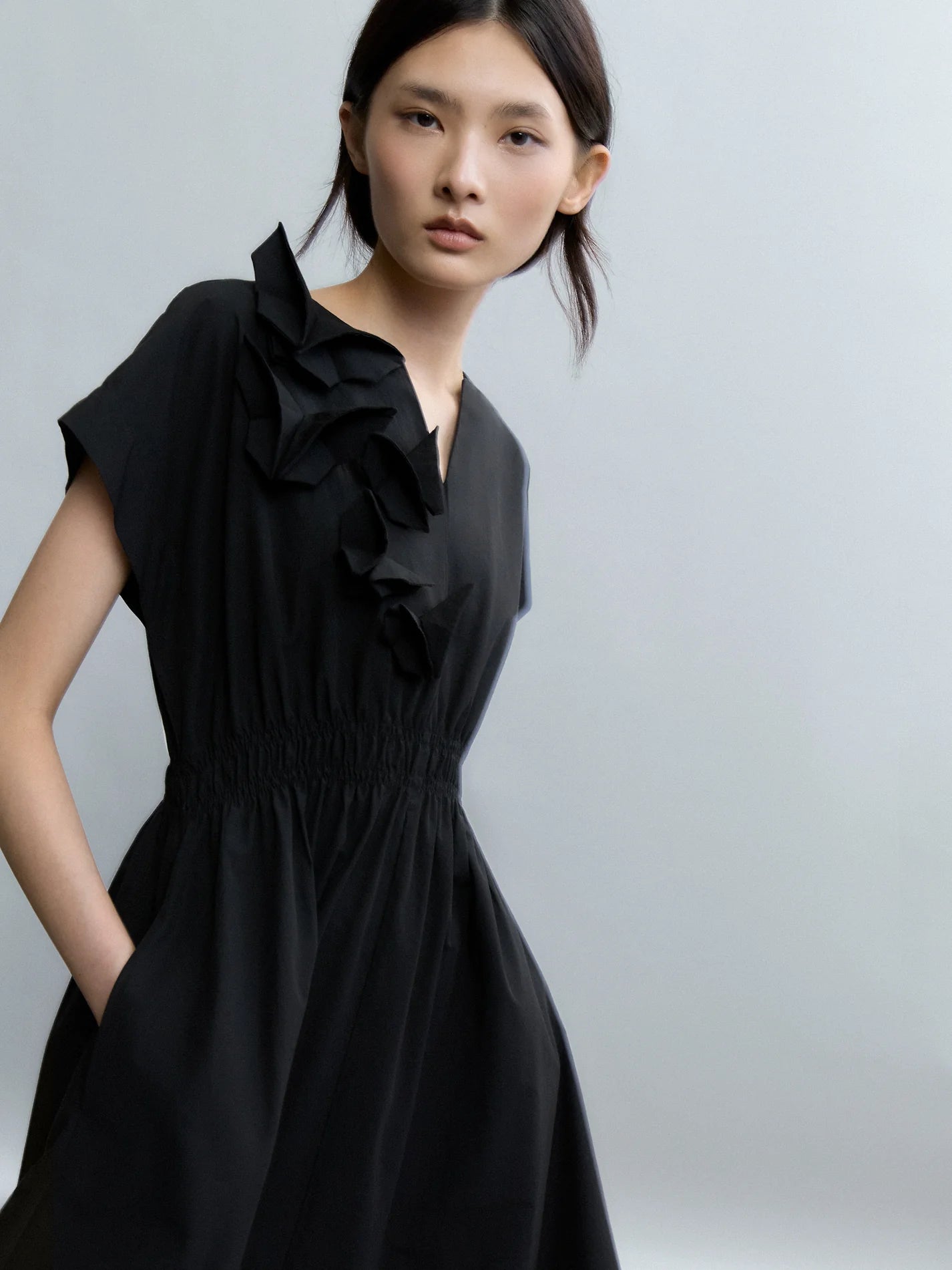Sleeveless Cotton Poplin Dress in black by Psophia