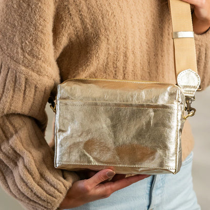 Tracolla Large Crossbody Bag in platino by Uashmama