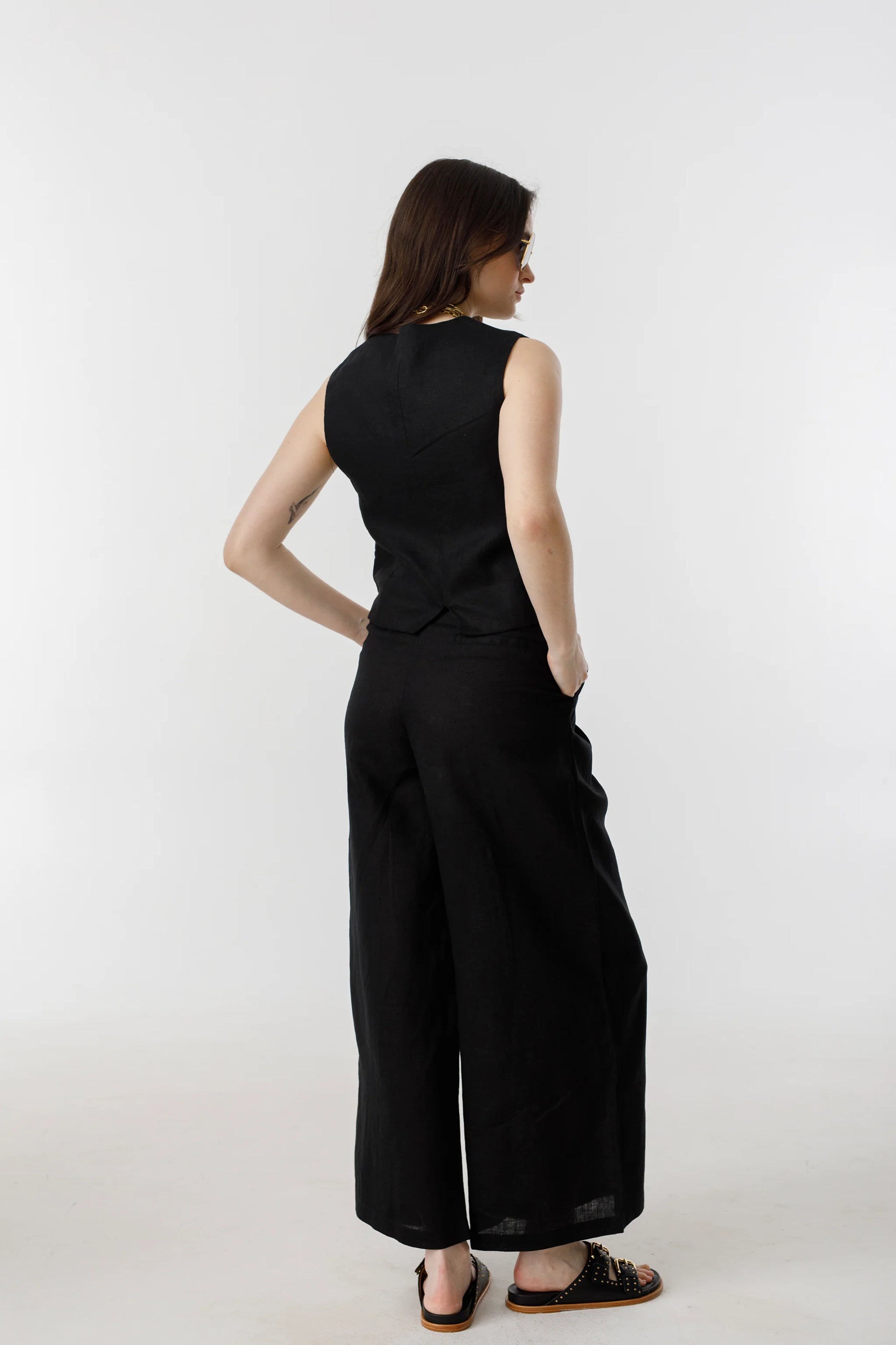 Model wearing black linen wide leg pants classic spring outfit