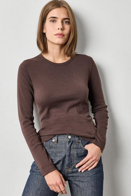 savvy | retail therapy model wearing a cotton dark brown long sleeve tee with jeans