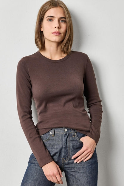 savvy | retail therapy model wearing a cotton dark brown long sleeve tee with jeans