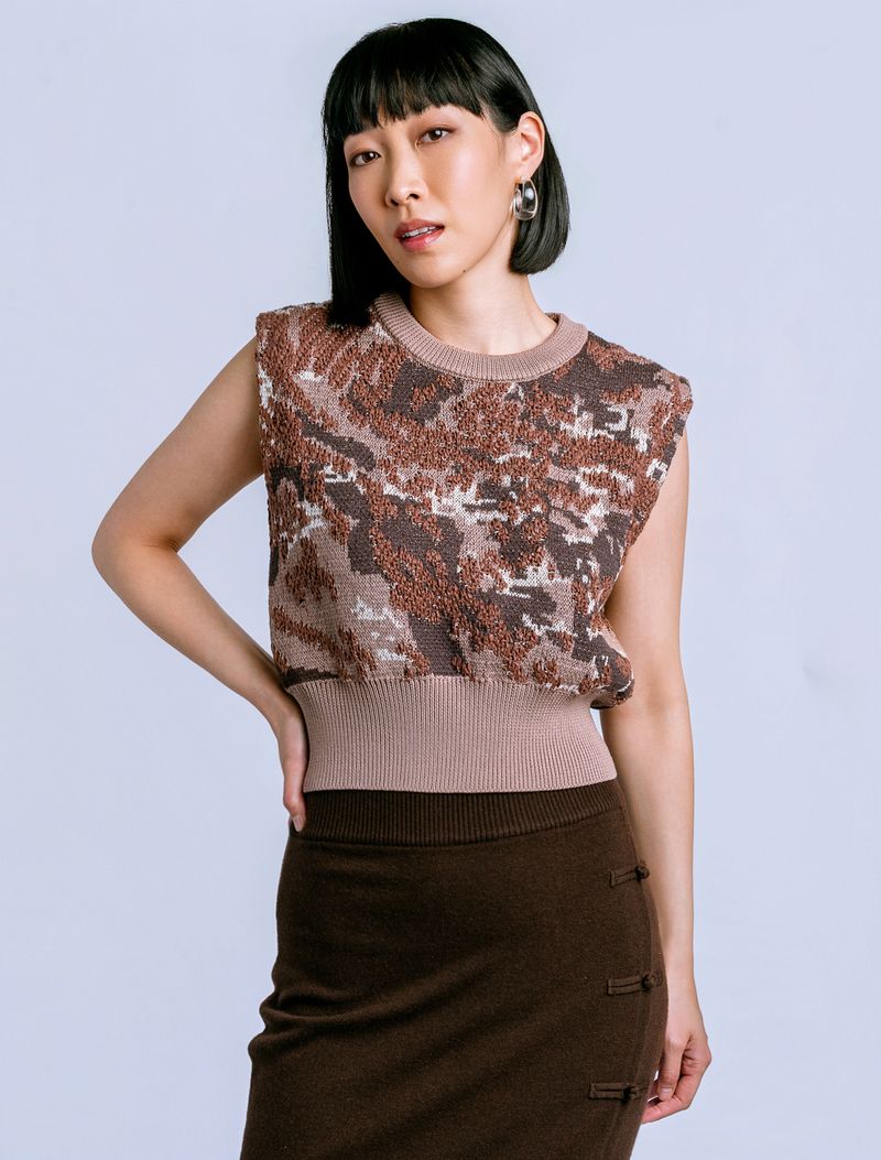 Savvy | retail therapy womens knit sweater vest in abstract brown pattern