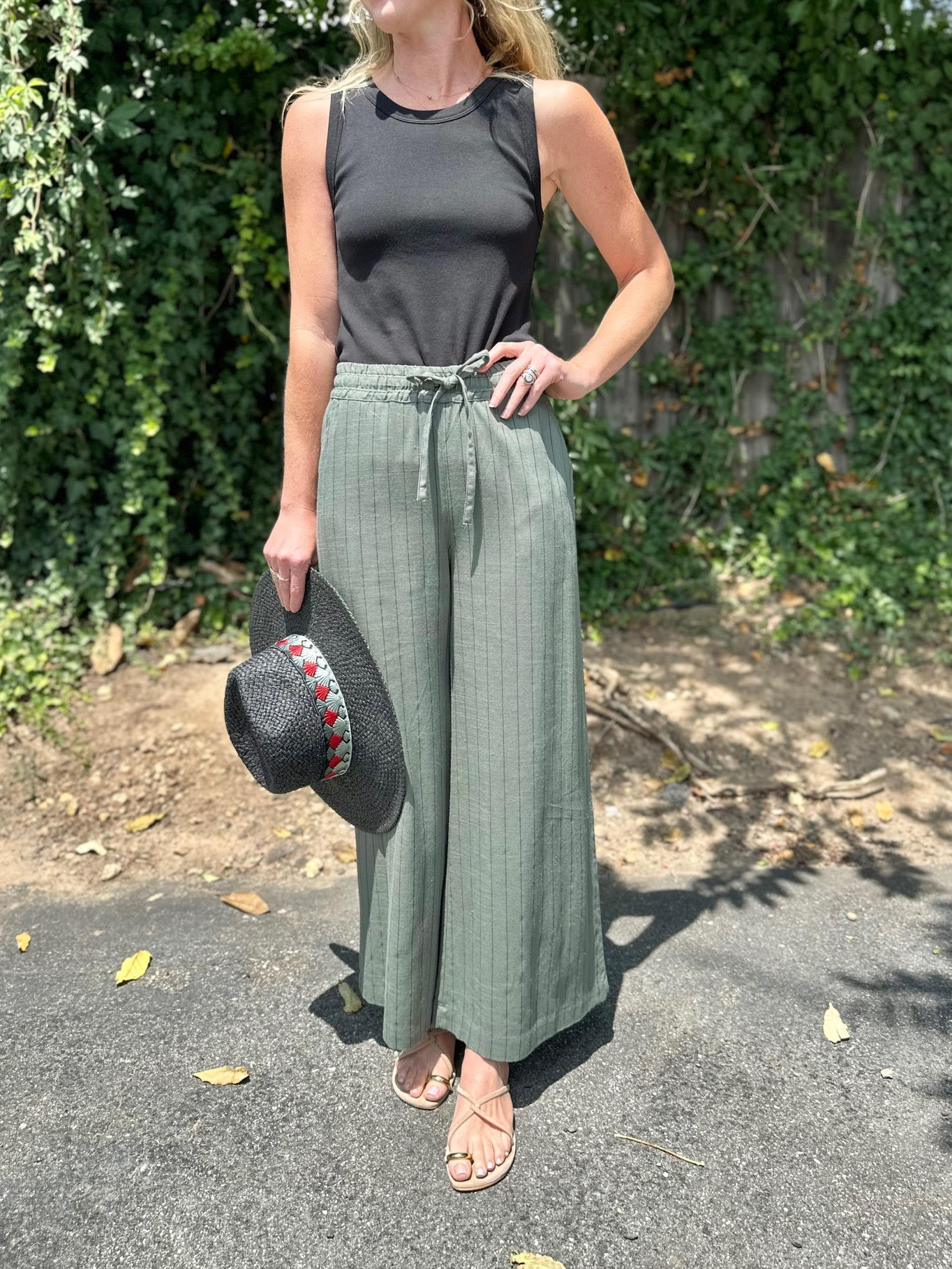 Fan Pattern Strap Straw Fedora Hat in black