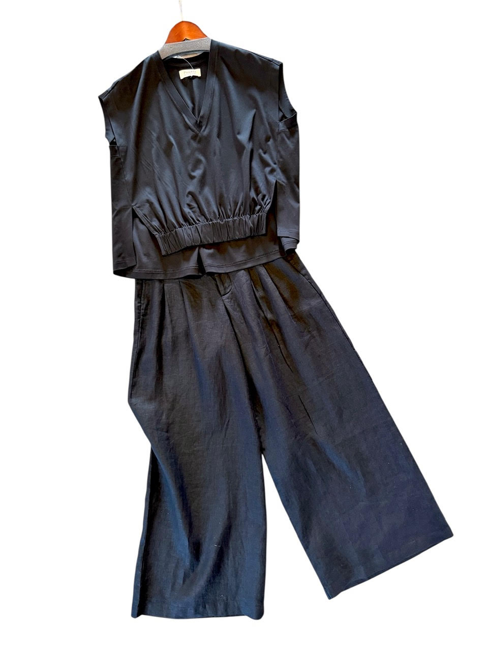 Jersey Top in black by Psophia