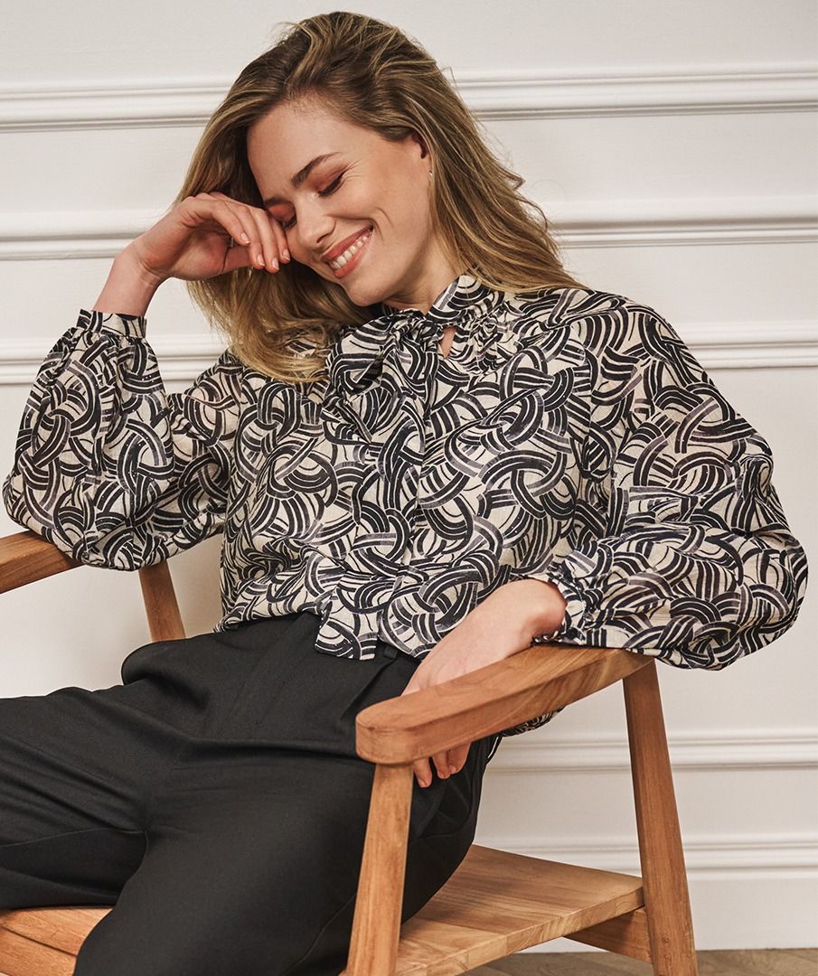 Button Up Print Blouse in bow sparkling nights by Esqualo